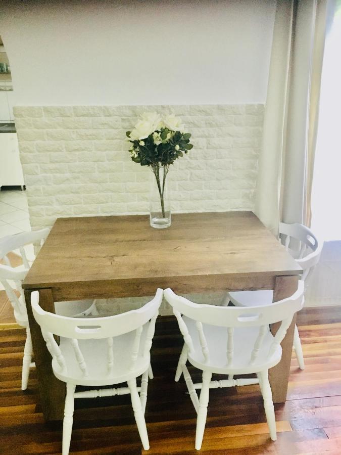 Romantic Two Bedroom Apartments In The Hills Of Budapest With Private Parking Esterno foto